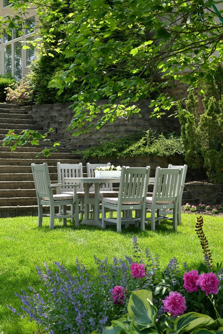 Table à manger de jardin en bois avec 6 chaises assorties dans un jardin