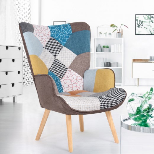 Fauteuil scandinave en tissu patchwork multicouleurs avec pieds bois et accoudoirs