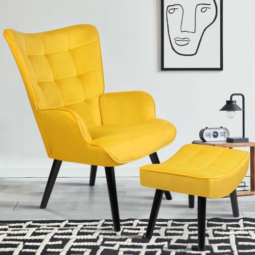 Un fauteuil en velours jaune de style scandinave avec repose-pied