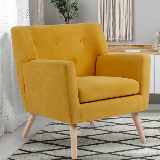 Un fauteuil scandinave jaune moutarde avec pieds coloris naturel sur un tapis